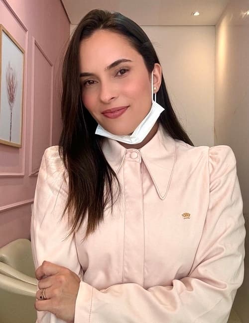 Dra. Camila Meister — dentista em Peruíbe